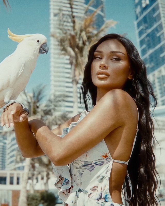 AI visual creation by Le Labo Noir: portrait with a cockatoo